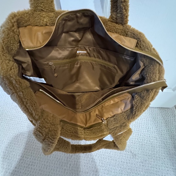 NEW WITH TAGS LULULEMON QUILTED GRID TOTE/ FLEECE XL/ 26L - Picture 6 of 7